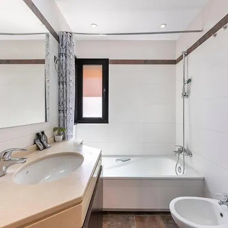 Great 3 Bedroom With Terrace In Golden Mile * Marbella