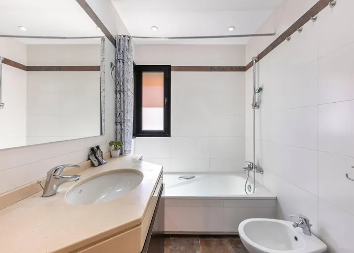 Great 3 Bedroom With Terrace In Golden Mile * ماربيا