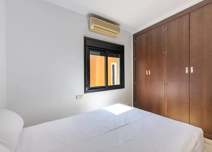 Great 3 Bedroom With Terrace In Golden Mile Marbella