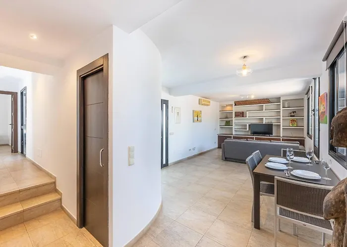 Great 3 Bedroom With Terrace In Golden Mile Apartment *